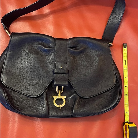 Salvatore Ferragamo “Gancini” Black leather shoulder bag. - Picture 6 of 6
